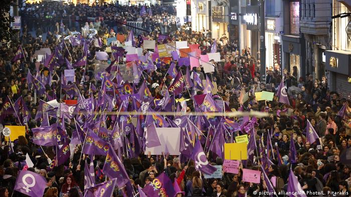 Mujeres turcas celebrando la marcha de Dia internacional de Mujer el 8 de Marzo de 2020.