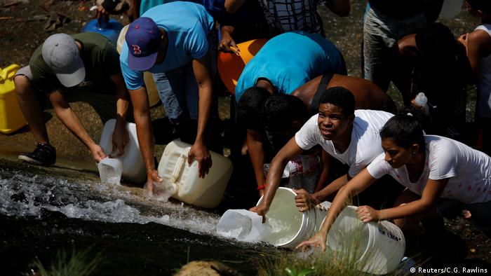 Venezuela Leute holen Wasser vom Fluss Guaire in Caracas
