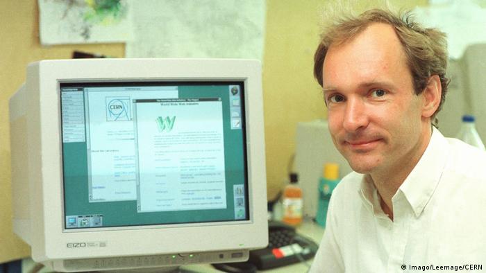 Tim Berners-Lee, inventor da internet, diante de tela de computador em 1994