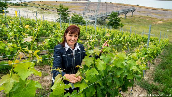 Cornelia Wobar in her vineyard (picture-alliance/ZB/P. Pleul)