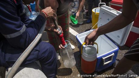Los venezolanos sufren no solo de escasez de alimentos, sino también de agua, y eso durante la pandemia de COVID-19.