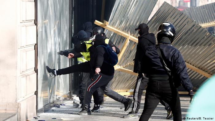 Frankreich Gelbwesten | Proteste & Ausschreitungen in Paris | Luxusgeschäft (Reuters/B. Tessier)