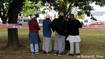 Christchurch Terroranschlag Muslime vor Moschee (Reuters/J. Silva)