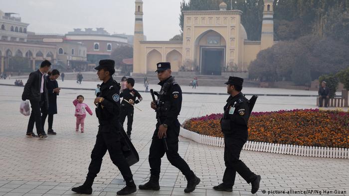 China Kashgarin Patrouillie uigurischer Sicherheitskräfte in der Nähe der Id Kah-Moschee Region Xinjiang (picture-alliance/AP/Ng Han Guan)
