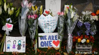 Λουλούδια και μηνύματα κατά της βίας έξω από τα τζαμιά του Κράισττσερτς