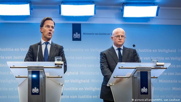Hollanda Başbakanı Mark Rutte (solda) ve Adalet Bakanı Ferdinand Grapperhaus