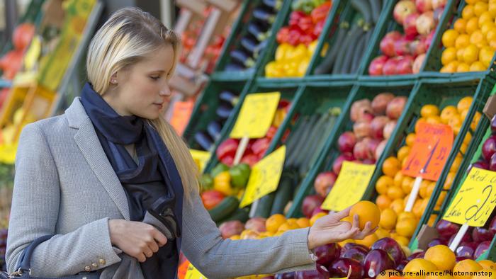 Frau kauft frisches Obst in einem Markt (picture-alliance/Photononstop)