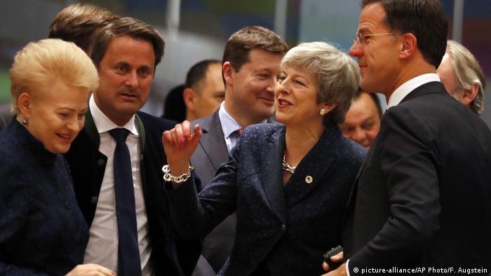 Theresa May speaks with other leaders at an EU summit in Brussels (picture-alliance/AP Photo/F. Augstein)