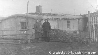 Фотографии из музея оккупации Латвии, на которых запечатлены жертвы депортации в марте 1949 года