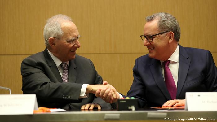 SchÃ¤uble and Ferrand shaking hands (Getty Images/AFP/K. Tribouillard)