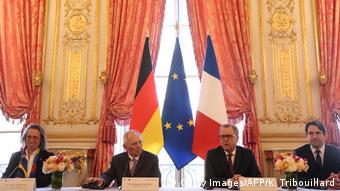 Bόλφανγκ Σόιμπλε και Ρισάρ Φεράν κατά την υπογραφή της συμφωνίας για τη Γαλλογερμανική Κοινοβουλευτική Συνέλευση στο Παρίσι