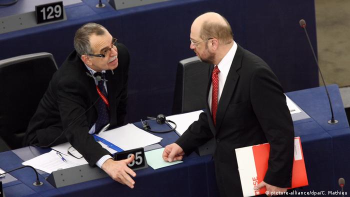 Victor Bostinaru vorbind cu Martin Schulz / 2010 (picture-alliance/dpa/C. Mathieu)