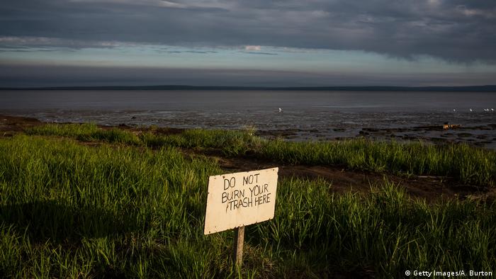 Paisagem de tundra no Alasca, com cartaz Não queime seu lixo aqui