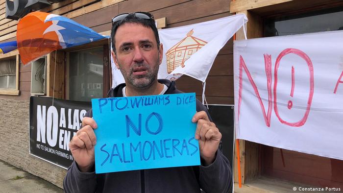 Plakate - Demonstration gegen Lachsfarmen in Beagle-Kanal, Patagonien (Constanza Portus)