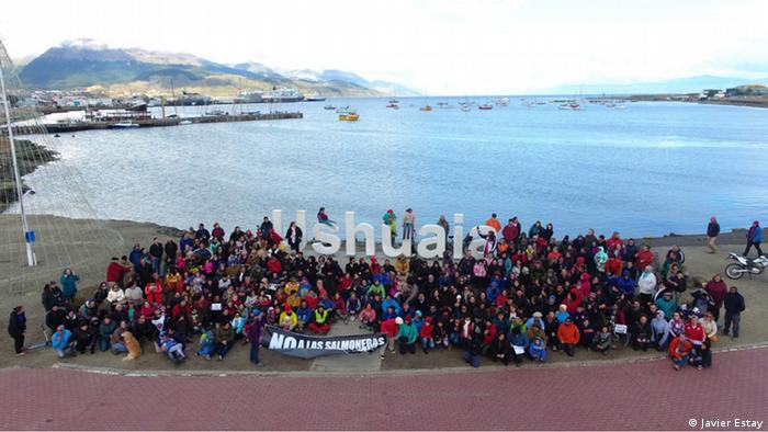 Patagonien Demonstration gegen Lachsfarmen in Beagle-Kanal. (Javier Estay)
