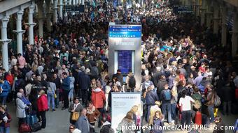 Στην περίπτωση ενός brexit χωρίς συμφωνία ενδέχεται μέχρι 15.000 επιβάτες καθημερινά να περιμένουν σε ουρά ενάμισι χιλιομέτρου
