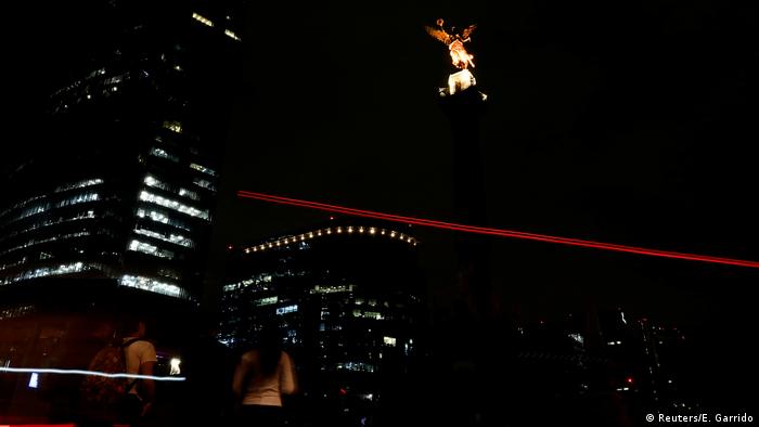 Apagón en la Hora del Planeta bajo el Ángel de la Independencia de México.(Reuters/E. Garrido)