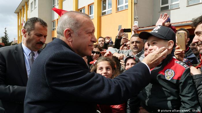 Türkei | Recep Tayyip Erdogan nach Stimmabgabe im Wahllokal (picture-alliance/AA/C. Oksuz)