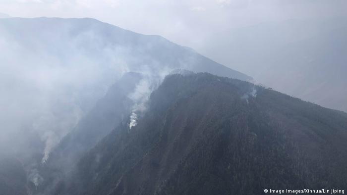China Liangshan Waldbrände (Imago Images/Xinhua/Lin Jiping)