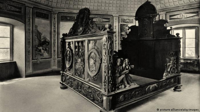 Трехспальная кровать, якобы принадлежавшая графу фон Глейхену, из замка в Бад-Пирмонте
