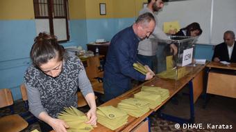İzmir'de sandıkların açılması sonrasında oy sayım ve tasnif işlemi