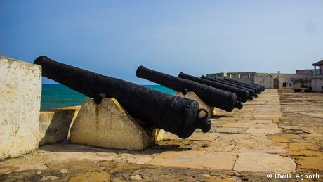 A row of canons facing out to sea at Cape Coast Castle (DW/D. Agborli)