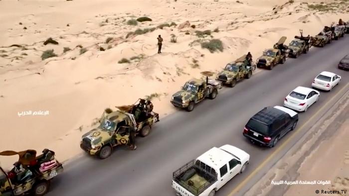 Libyen MilitÃ¤rwagen auf StraÃŸe (Reuters TV)