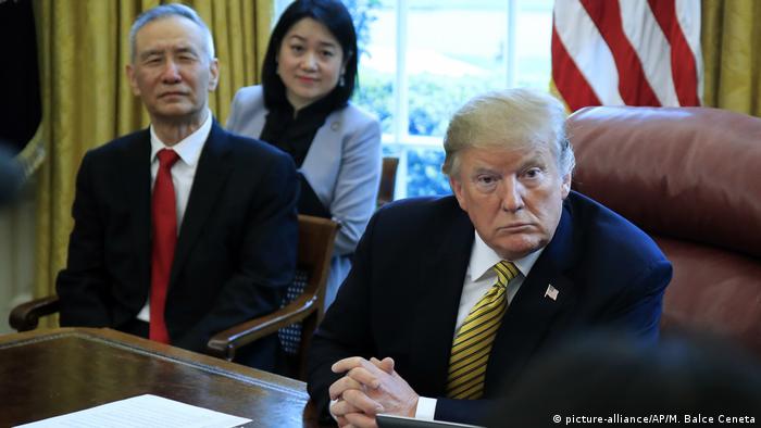USA, Washington: Donald Trump trifft Liu He im WeiÃen Haus (picture-alliance/AP/M. Balce Ceneta)