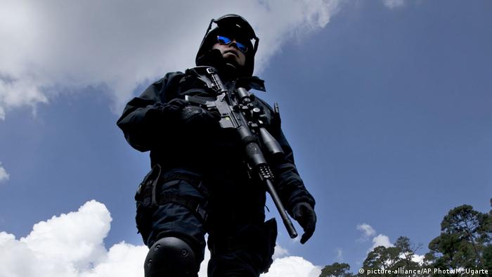 A Mexican policeman stands with a rifle (picture-alliance/AP Photo/M. Ugarte)