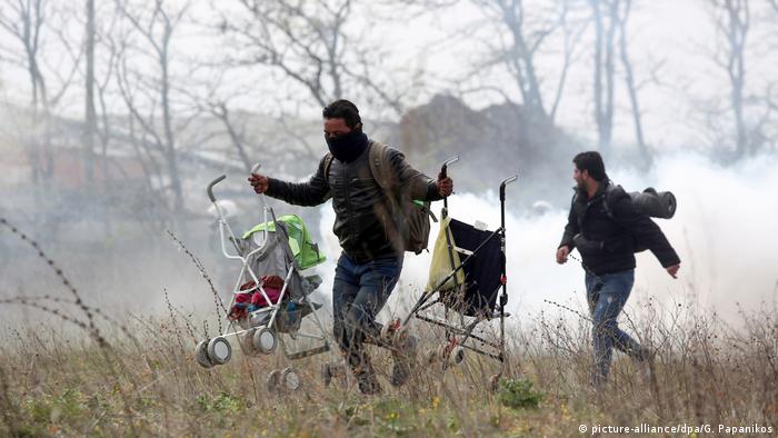 دو مهاجر معترض در یونان که خواهان ادامه مهاجرتشان و رفتن به دیگر کشورهای اروپایی هستند با گاز اشک‌آور پلیس روبرو می‌شوند