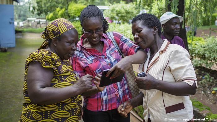 Farmers in Kenya keep up with the latest weather reports on the smartphones (Imago Images/photothek/T. Imo)
