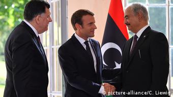Emmanuel Macron, Fayez al-Sarraj und Khalifa Haftar (picture-alliance/C. Liewig)