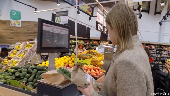 Відвідувачі львівського супермаркету залюбки запаковували овочі та фрукти замість пластику в папір