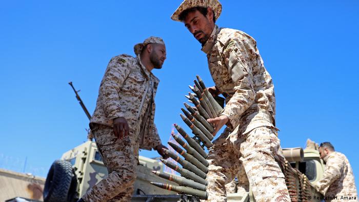 Tripolis Regierungssoldaten Vorbereitung Gegenoffensive (Reuters/H. Amara)