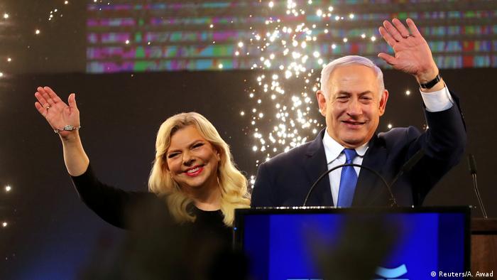 Netanyahu e sua esposa Sara comemoram a vitÃ³ria em Tel Aviv apÃ³s as primeiras projeÃ§Ãµes 