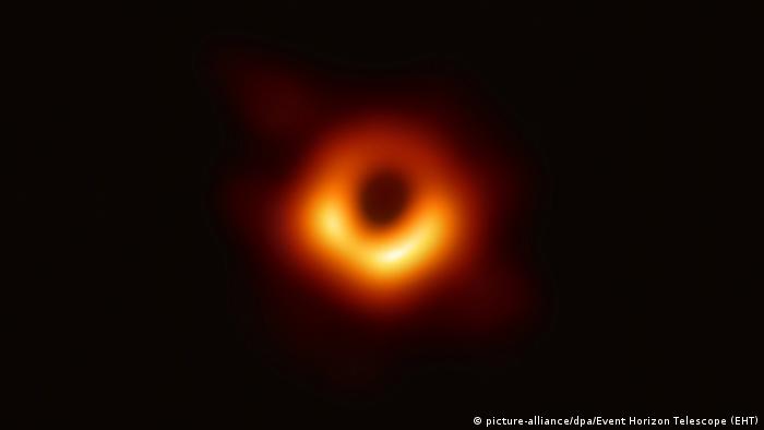 Erstes Bild eines Schwarzen Lochs (picture-alliance/dpa/Event Horizon Telescope (EHT))