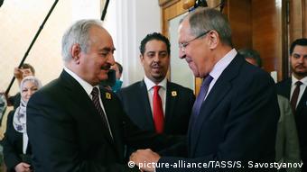 Russland Moskau Lawrow mit General Khalifa Haftar aus Libyen (picture-alliance/TASS/S. Savostyanov)