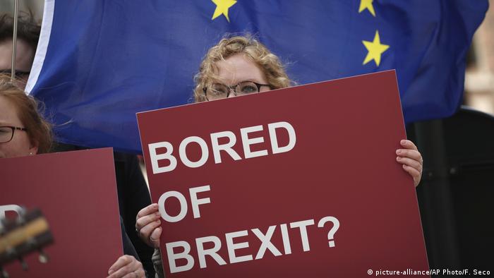 Belgien Brexit-Gipfel in Brüssel | Protest gegen Brexit (picture-alliance/AP Photo/F. Seco)