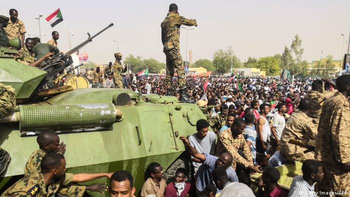 Sudan Militär und Demonstranten in Khartoum (Getty Images/AFP)