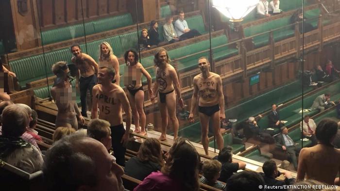 Ativistas da Extinction Rebellion tiram a roupa no Parlamento britânico