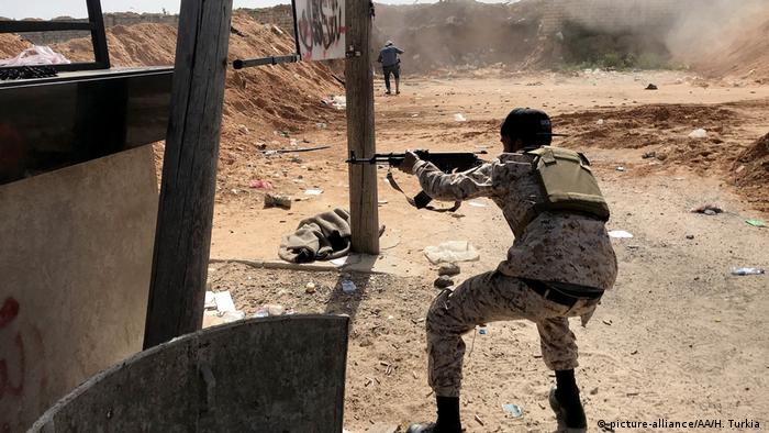 Libyen Zusammenstößen zwischen Haftars Streitkräften und den GNA-Streitkräften (picture-alliance/AA/H. Turkia )