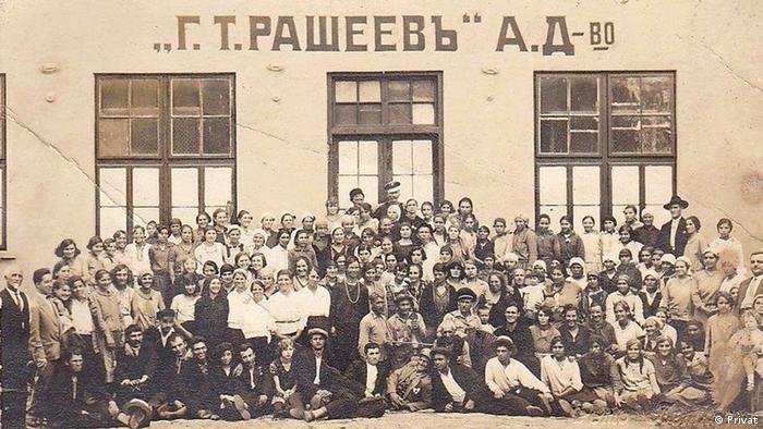 Bulgarien Gabrovo - Rascheev AG Mitarbeiter vor Fabrikgebäude in den 1930er Jahren (Privat)