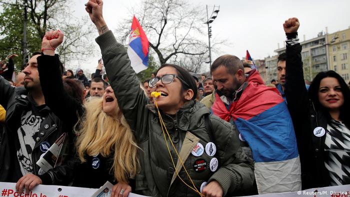 Serbien - Demonstrantion gegen den serbischen Präsidenten Aleksandar Vucic und seine Regierung (Reuters/M. Djurica)
