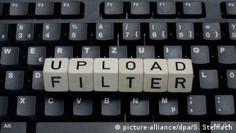 Symbolbild Urheberrecht im Internet | Upload-Filter (picture-alliance/dpa/S. Steinach)