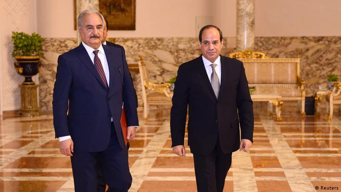Libyscher Militärbefehlshaber Khalifa Haftar mit dem ägyptischen Präsidenten Abdel Fattah al-Sisi im Präsidentenpalast in Kairo (Reuters)