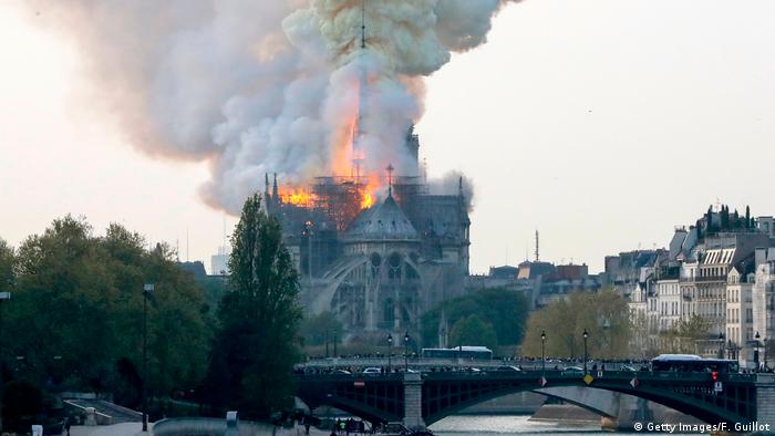 Incencio de Notre Dame bilaketarekin bat datozen irudiak