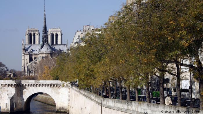 Bridge and Seine river tree-lined promenade with Notre-Dame Cathedral in background (picture-alliance/S. Gabriel)