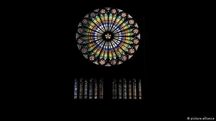 Rose window inside the Notre Dame cathedral (picture-alliance)