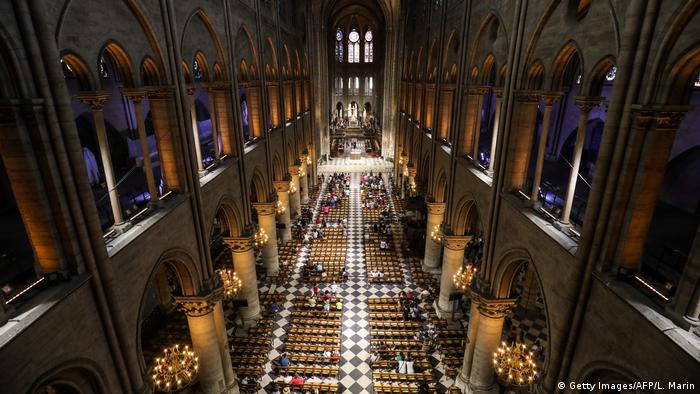 Nave central de la catedral de Notre Dame. 