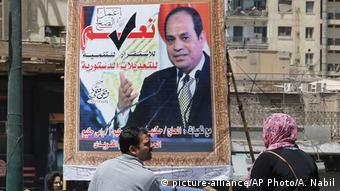 Ägypten Poster zur geplanten Verfassungsänderung (picture-alliance/AP Photo/A. Nabil)